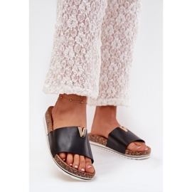 Boto Női papucs flopok egy parafa platformon, dekoratív részletekkel, fekete Vessira Boto Női papucs flopok egy parafa platformon, dekoratív részletekkel, fekete Vessira