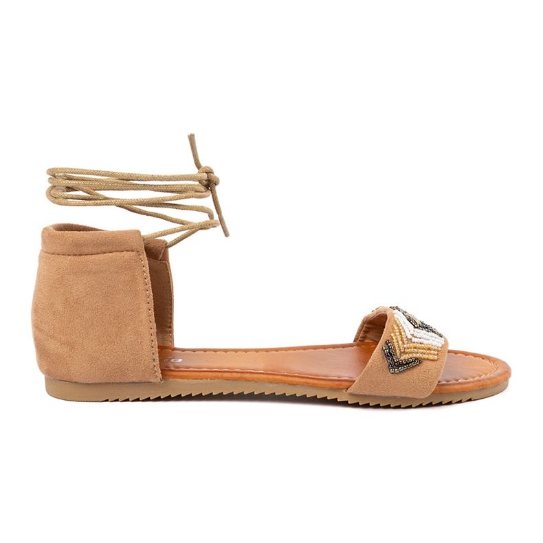 Shelvt Barna románok színes gyöngyökkel