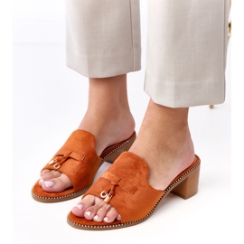 Barna flip -flopok a nyír díszn