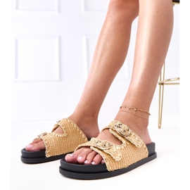 Barna flip -flopok szamele csatokkal