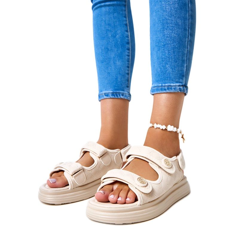 Bézs szandál állítható szakállszíjakkal