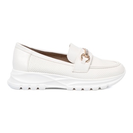 Shelvt Fehér saláta dekoratív arany elemmel.