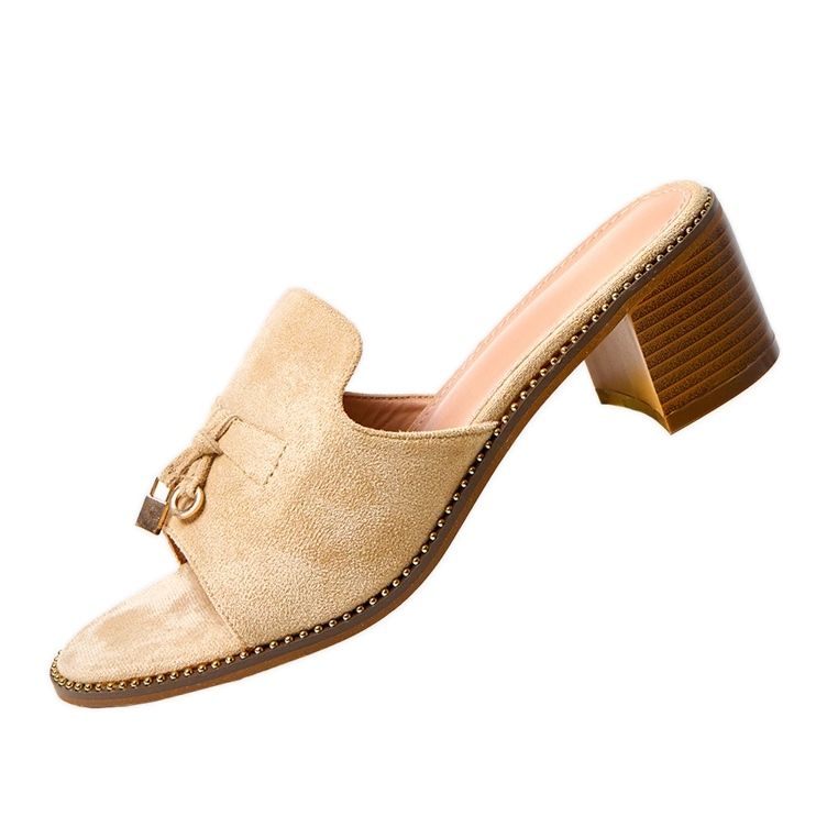 Bézs flip -flopok a nyír díszn