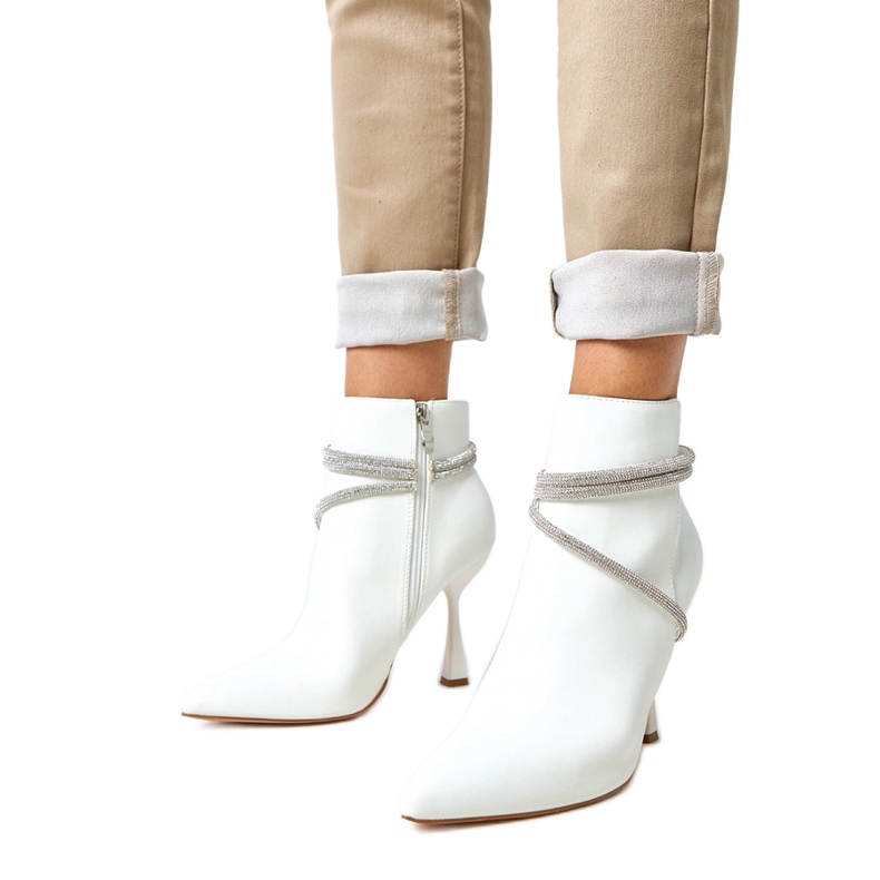 Fehér csizma egy magas sarkú cipőn, Fantaro cirkonokkal díszítve