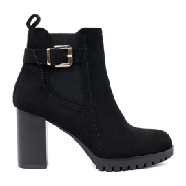 Shelvt Fekete csizma az oszlopon dekoratív bilincsel