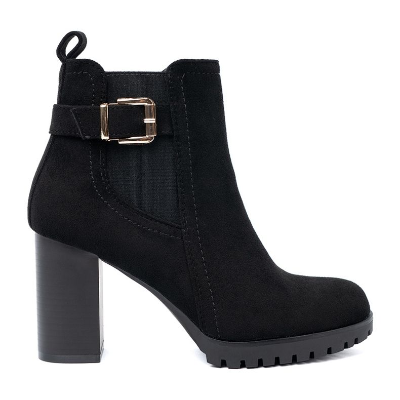 Shelvt Fekete csizma az oszlopon dekoratív bilincsel