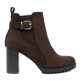 Shelvt Sötétbarna csizma az oszlopon dekoratív bilincsel