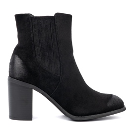 Shelvt Fekete velúr csizmák egy nagy pilléren szigetelt Shelvt Fekete velúr csizmák egy nagy pilléren szigetelt