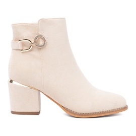 Shelvt Könnyű bézs csizma az oszlopon dekoratív bilincskel