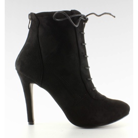 Fekete csipkés sarkú cipő