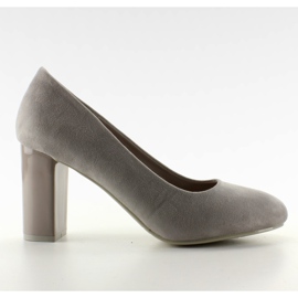 Suede szivattyúk egy M265 szürke oszlopon Suede szivattyúk egy M265 szürke oszlopon