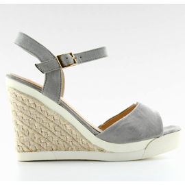 Szürke szandál egy ék sarokon