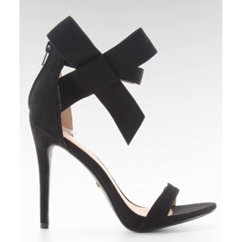 Fekete szandál egy tűn, fekete íjjal