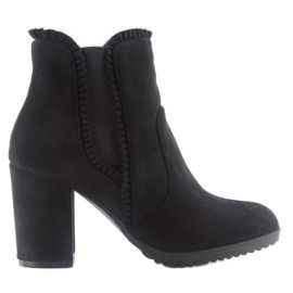 Magas sarkú csizma fodros m269p Fekete