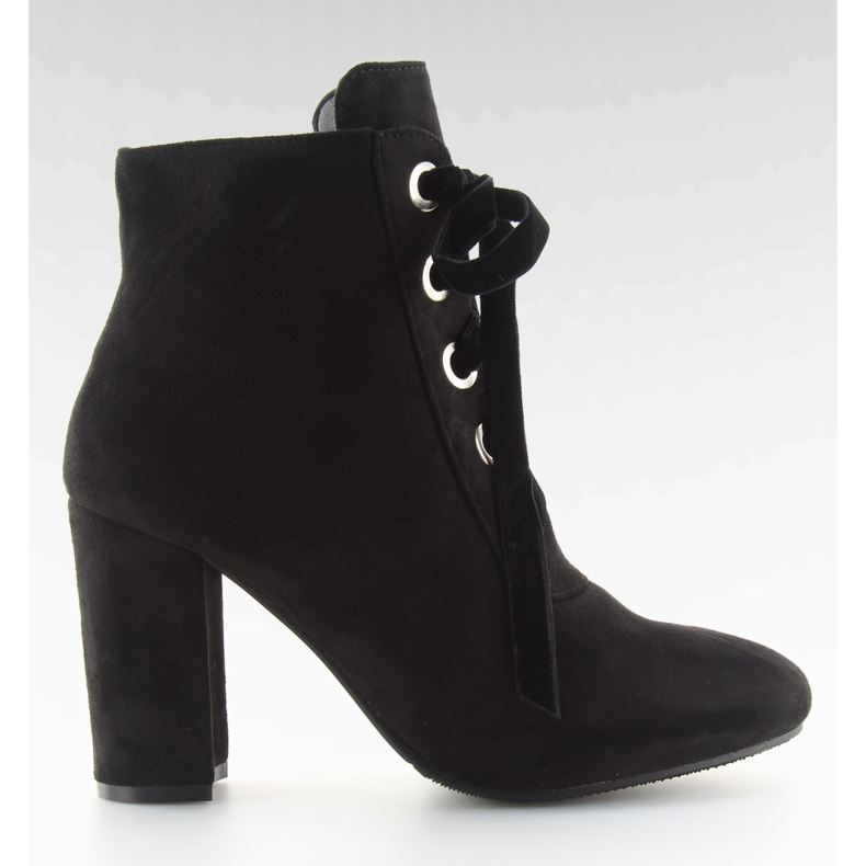 Fekete fekete, széles sarkú csizma