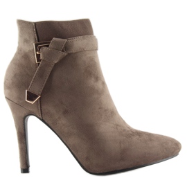 Barna magassarkú csizma F74