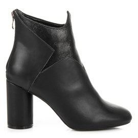 Vices Csizma egy poszton fekete