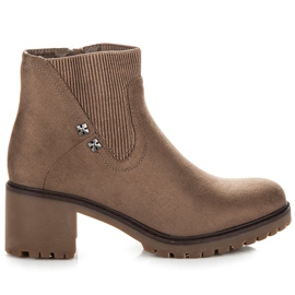 Milaya Csizma egy széles poszton barna