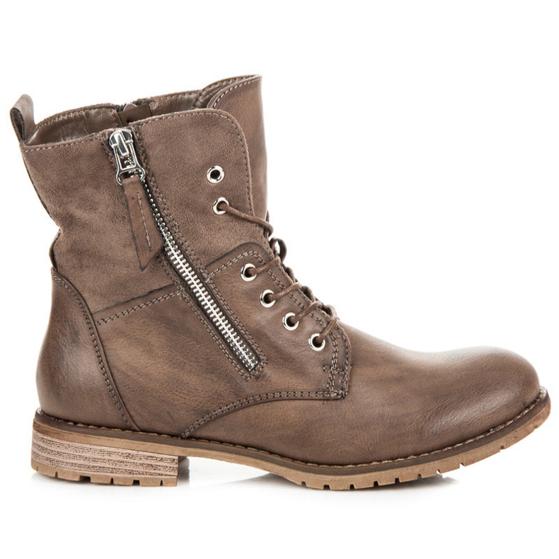 Queentina Lapos sarkú dolgozók barna