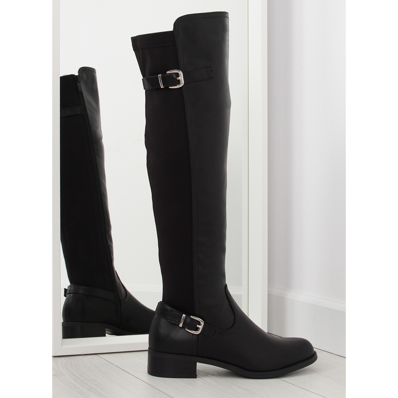 Fekete csizma rugalmas felsőrésszel