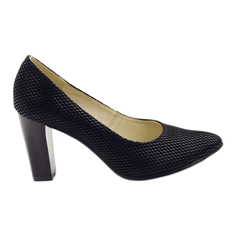 Fekete szivattyúk egy rúdon 138