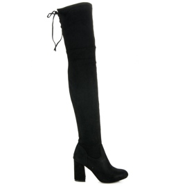 Fekete comb magas csizma egy poszton