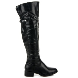 Fekete csizma a térd felett