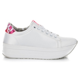 Kylie Fehér Cipők A Platformon