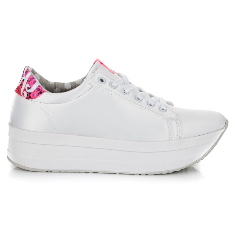 Kylie Fehér Cipők A Platformon