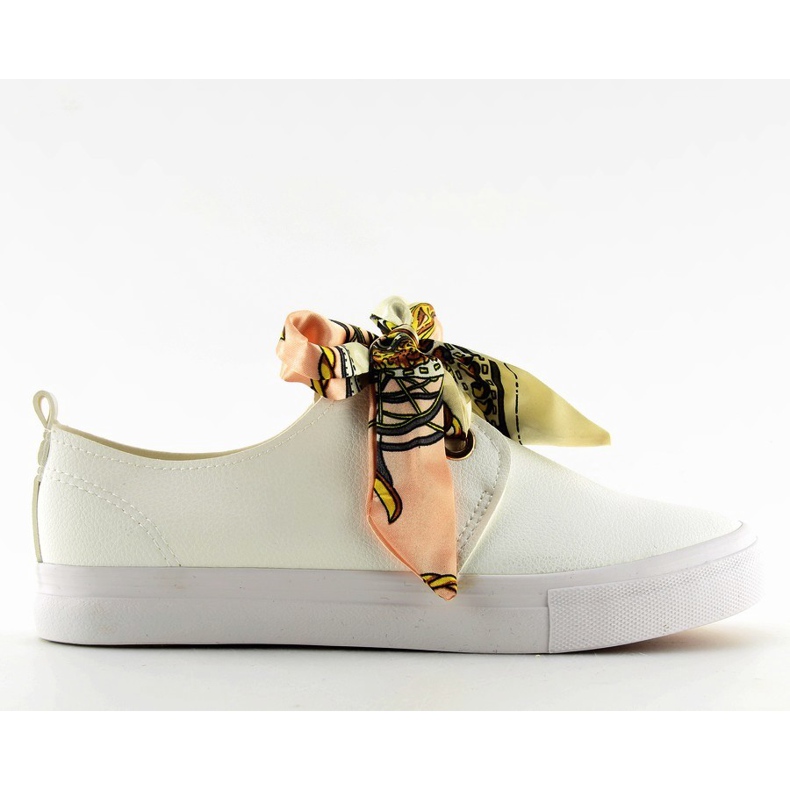 Fehér szalaggal fűzött tornacipő