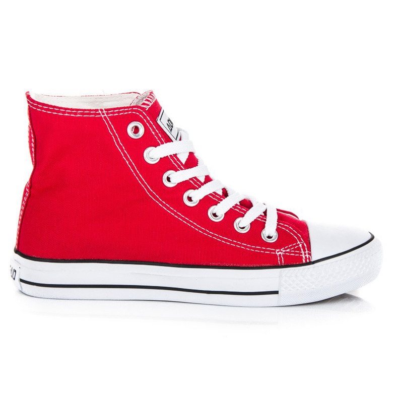 Bokája felett megkötött tornacipő piros