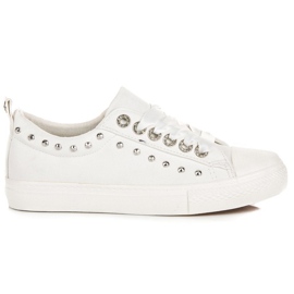 Fehér tornacipő szalaggal