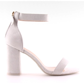 Szürke szürke szandál széles sarkú cipőben