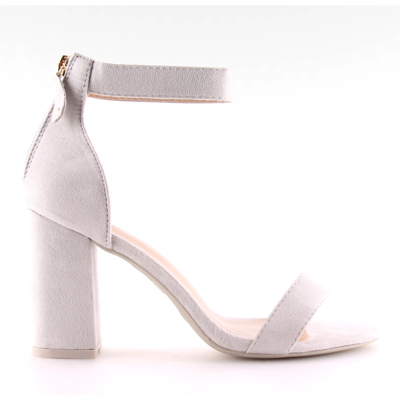 Szürke szürke szandál széles sarkú cipőben