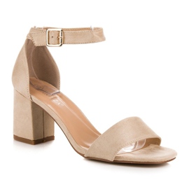 Bézs szandál vinceza oszlopon