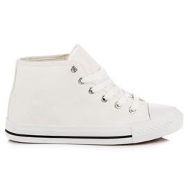 Fehér tornacipő a boka fölött Fehér tornacipő a boka fölött