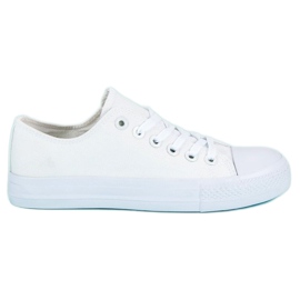 Fehér tornacipő kötéssel