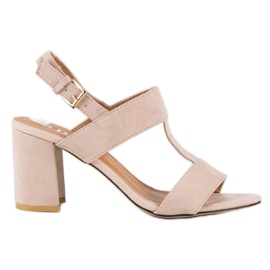 SDS Rózsaszín szandál egy oszlopon