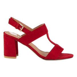 SDS Piros szandál egy oszlopon