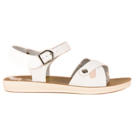 Fehér szandál csattal