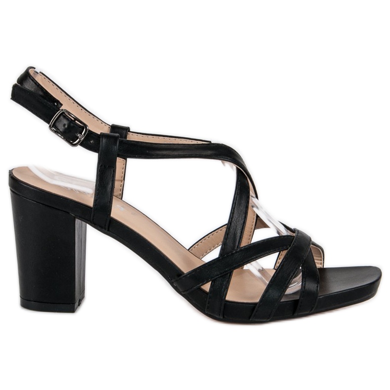 Fekete szandál a poszton