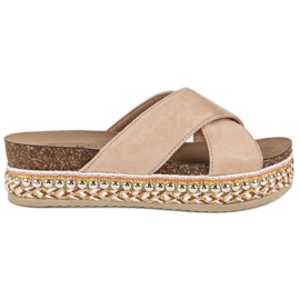 Az emelvényen bézs papucs