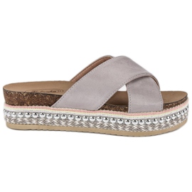 Szürke papucs az emelvényen Szürke papucs az emelvényen