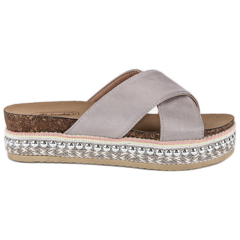 Szürke papucs az emelvényen