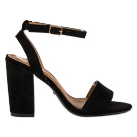 Tina&Co Stílusos szandál oszlopon fekete