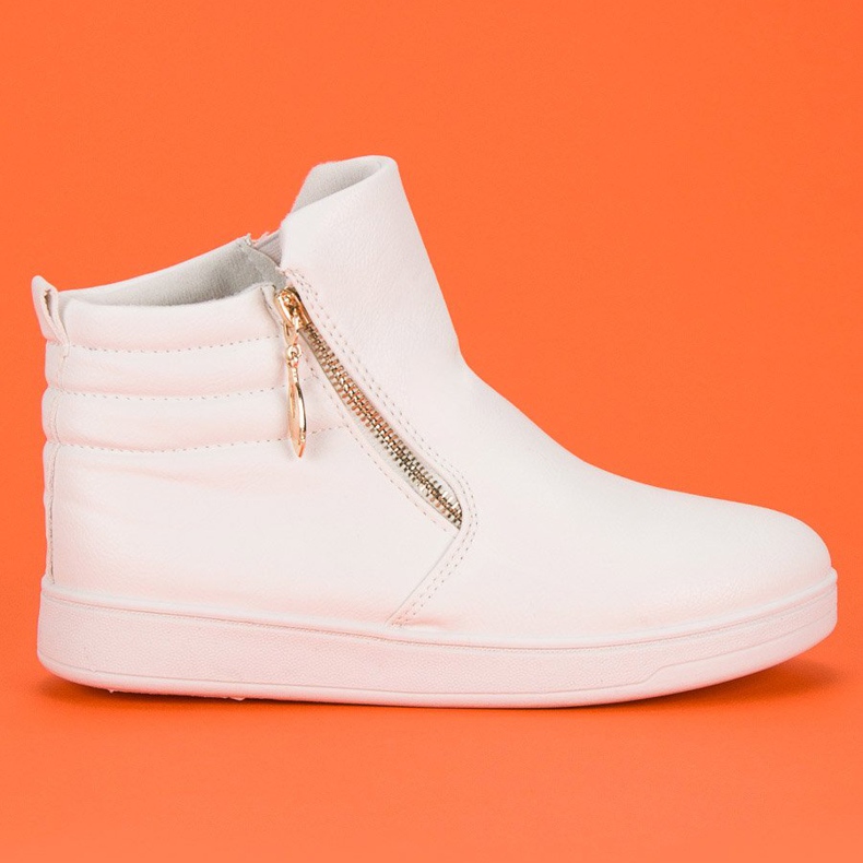 Fehér tornacipő a boka fölött