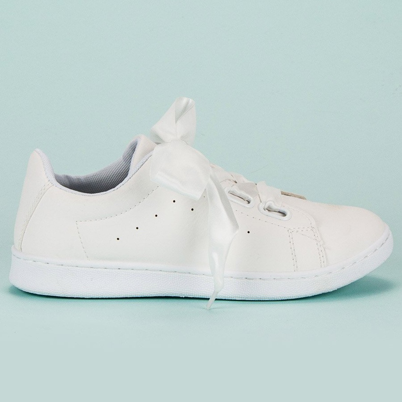 Velúr tornacipő szalaggal fehér