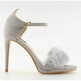 Szürke szandál egy szürke L6120 szürke magassarkún Szürke szandál egy szürke L6120 szürke magassarkún