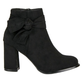 Magas sarkú velúr bokacsizma fekete