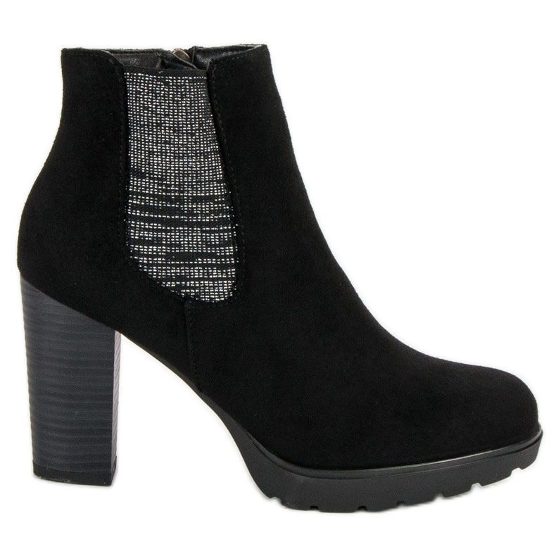 Filippo Fekete bokacsizma az oszlopon